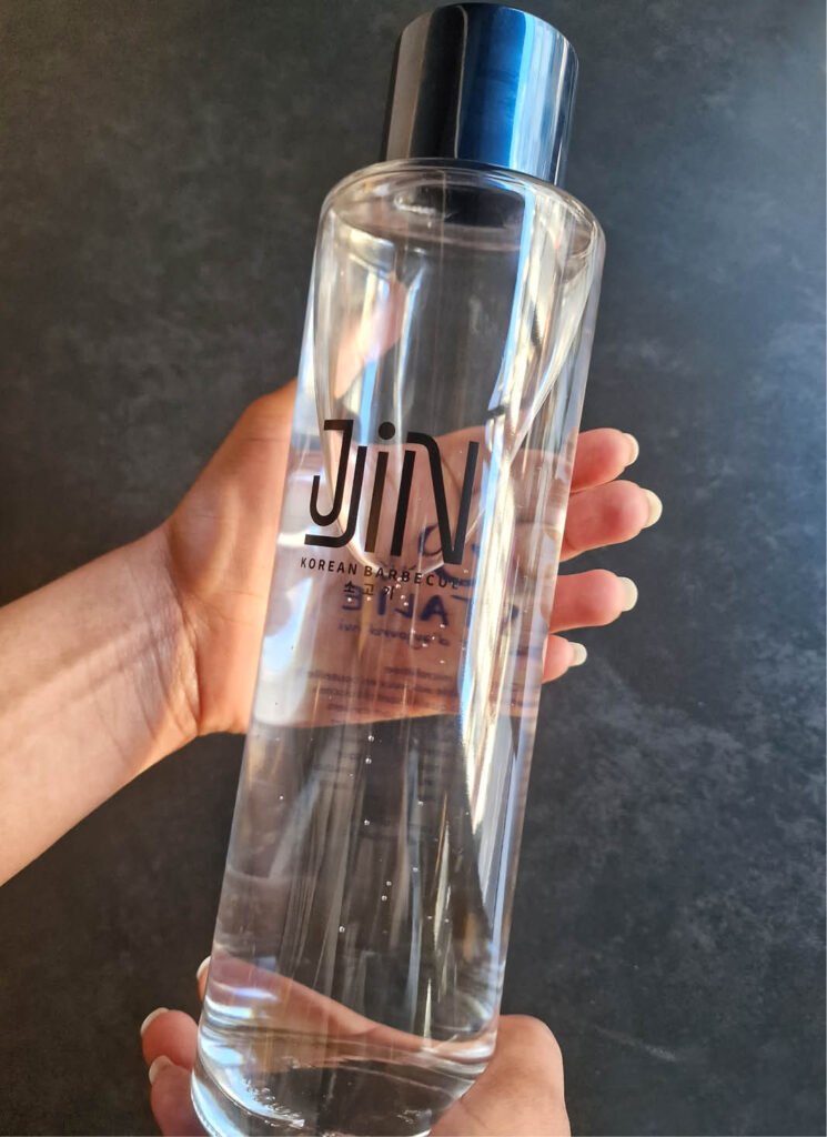 Bouteille d'eau du restaurant JJIN avec logo