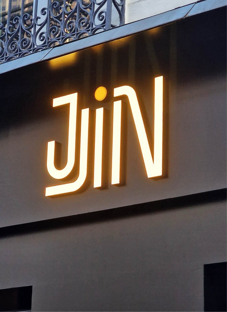 Logo JJIN sur la façade du restaurant