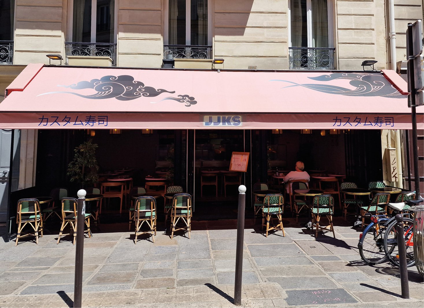 Design du store JJKS décoré avec le logo, des nuages et des signes japonais