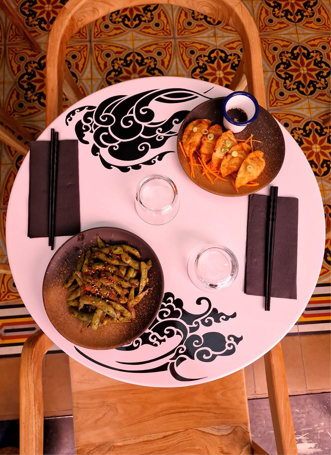 Table rose vue de haut décorée avec des nuages traditionnels japonais pour le restaurant JJKS