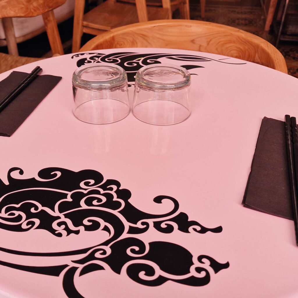 Table rose décorée avec des nuages traditionnels japonais pour le restaurant JJKS